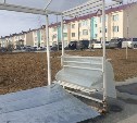 Вандалы разгромили автобусные остановки в Новом Дальнем
