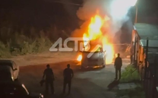 "Был хлопок, как выстрел, а потом мужик стал кричать": в Южно-Сахалинске сгорел автомобиль