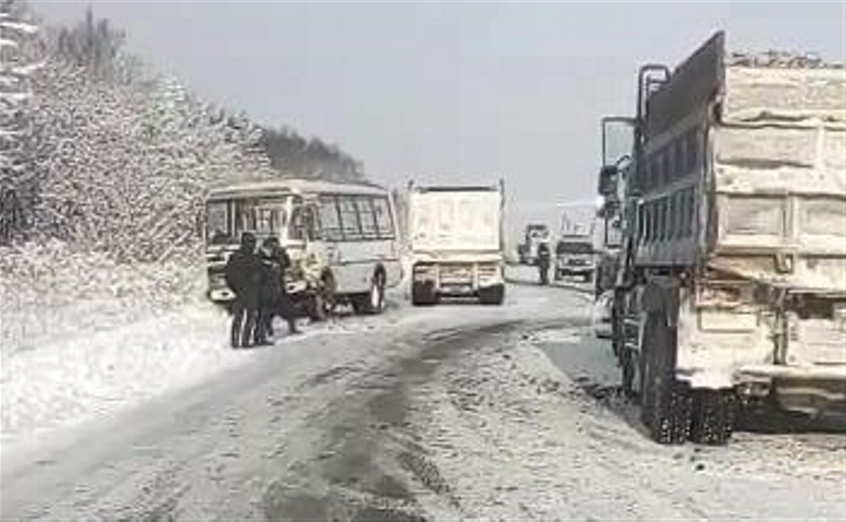 Грейдер, два самосвала и автобус столкнулись в Углегорском районе