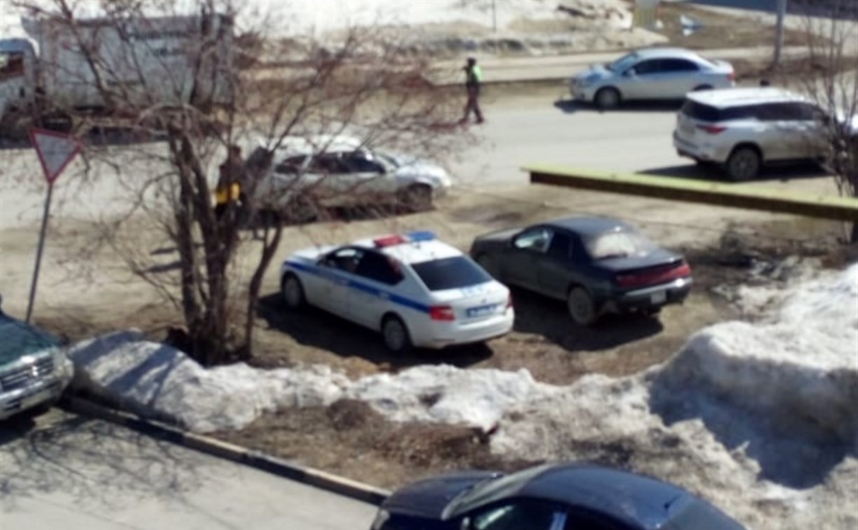Сотрудники ГИБДД припарковались на газоне в Южно-Сахалинске