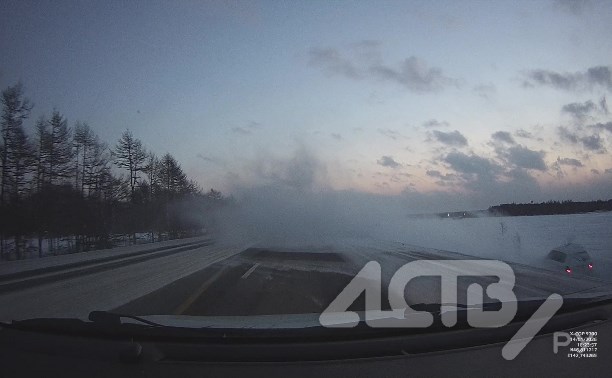 Жёстко пропахал сугроб: автомобиль улетел с трассы на Сахалине