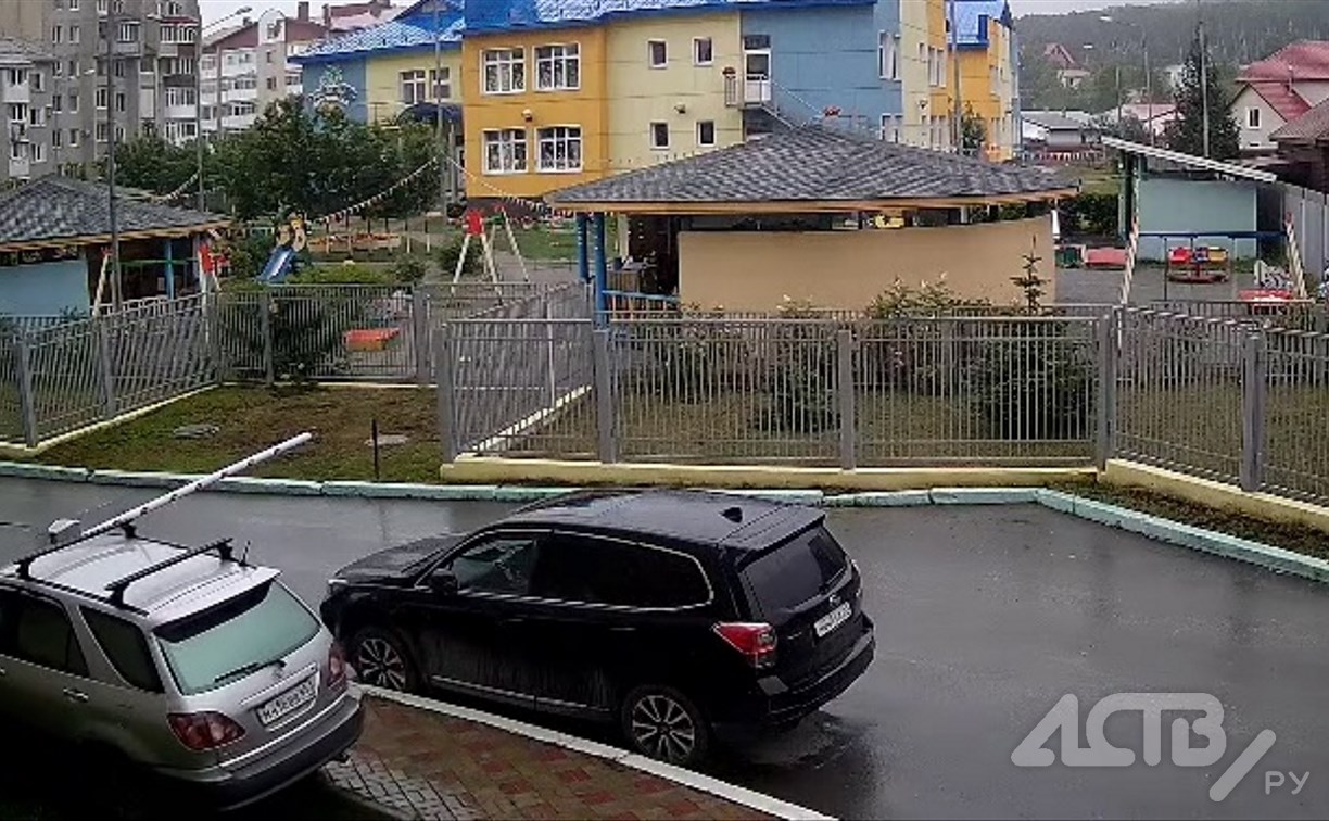 Есть цель – нет препятствий: автомобилист на Сахалине объехал закрытый шлагбаум по тротуару