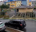 Есть цель – нет препятствий: автомобилист на Сахалине объехал закрытый шлагбаум по тротуару