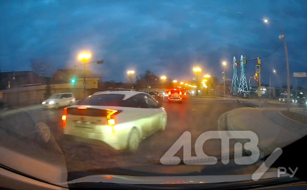 "Жёстко подрезал": безумный поступок автомобилиста едва не привёл к ДТП в Южно-Сахалинске