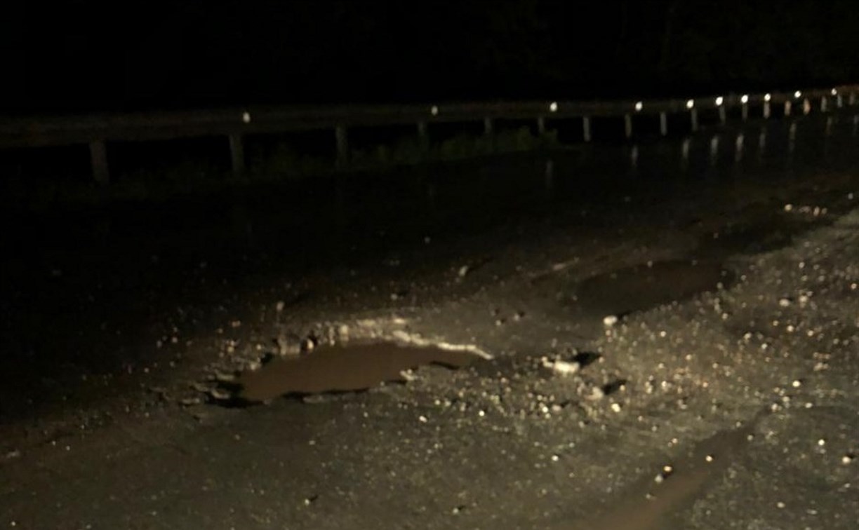 «Убила две машины за 10 минут»: сахалинцы нашли опасную яму на дороге