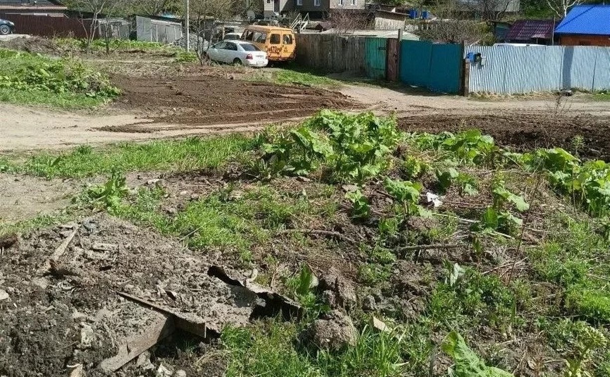 В Холмске расчищают от развалюх путь к любимым местам отдыха 