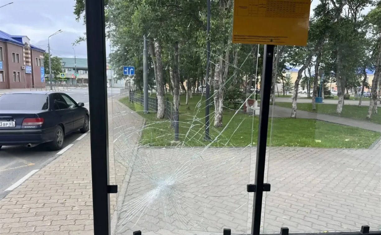 Молодой человек разбил стеклянную остановку в Корсакове и пошел дальше