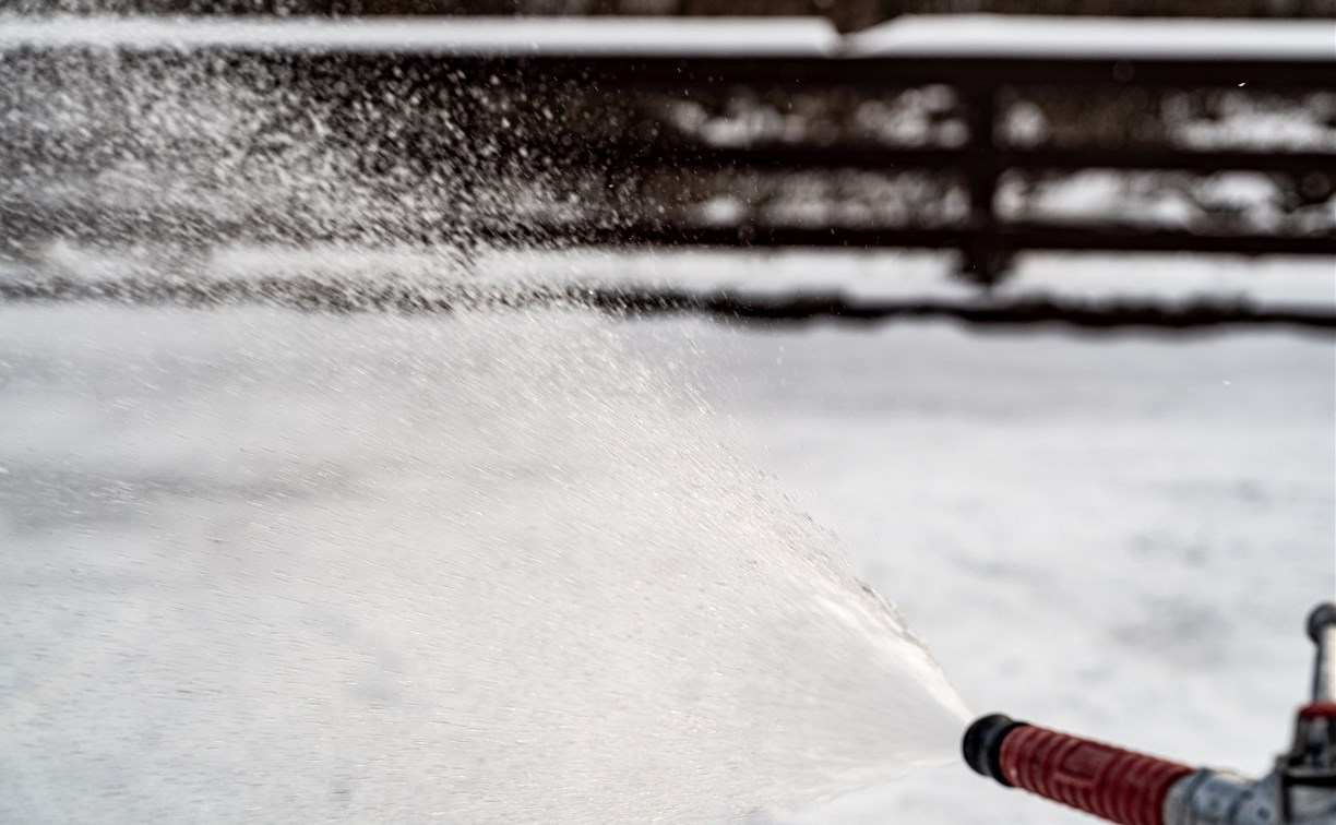 Каток с айс-матами готовится к открытию в парке Южно-Сахалинска