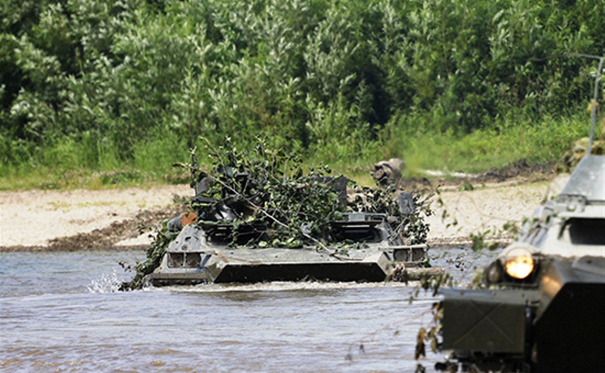 Зачеты по вождению гусеничной и колесной техники сдают военнослужащие на Сахалине и Курилах