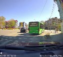 Опасный момент: автобус заставил самокатчика экстренно затормозить на "зебре" в Южно-Сахалинске