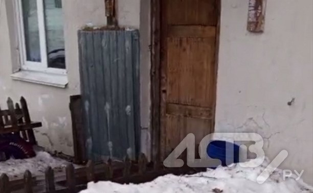 "Плесень, гниль, фасад в трещинах": дом со счастливым номером 33 в Южно-Сахалинске не признают аварийным