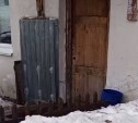 "Плесень, гниль, фасад в трещинах": дом со счастливым номером 33 в Южно-Сахалинске не признают аварийным