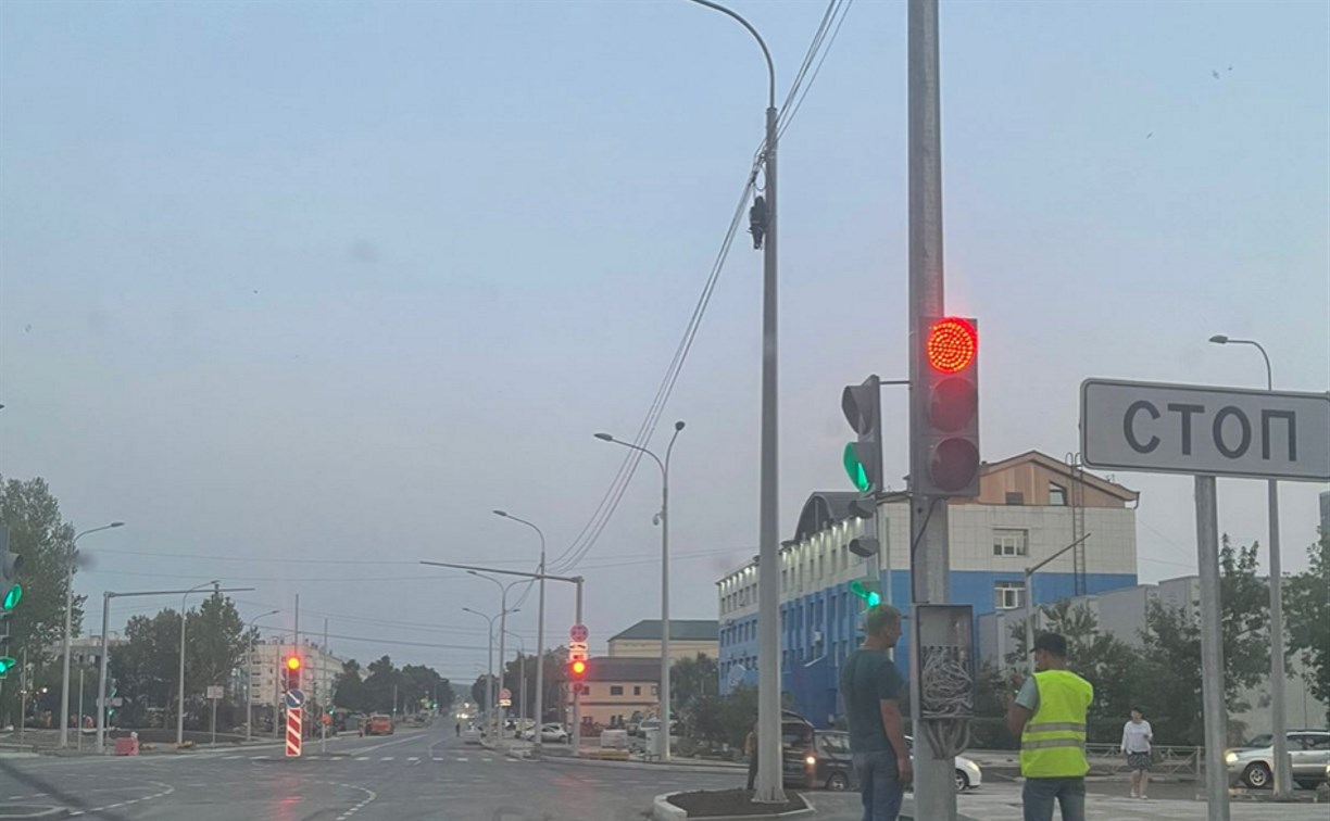Спасибо, что не кольцо: на перекрестке Комсомольская-Пограничная в Южно-Сахалинске заработал светофор