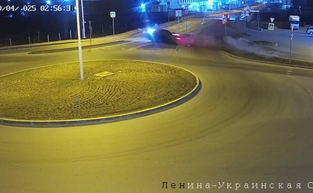 Жёсткое ДТП в Южно-Сахалинске: автомобиль снёс три знака и врезался в столб