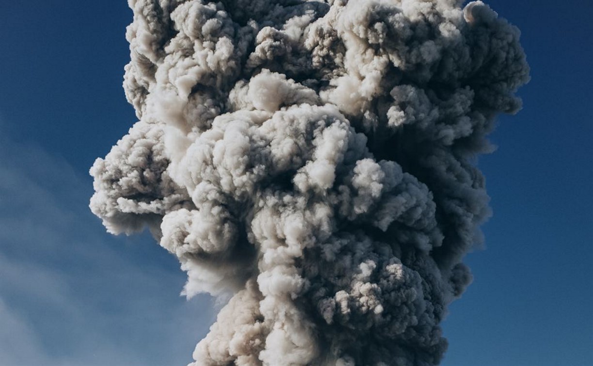 Вулкан Эбеко на Курилах выплюнул пепловый столб на 3,5 км 