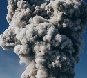 Вулкан Эбеко на Курилах выплюнул пепловый столб на 3,5 км 