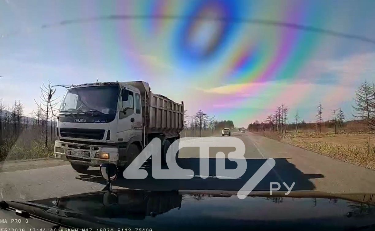 "По мне прилетело, автобусу лобовое разбило": сахалинцы жалуются на "летающие" грузовики