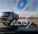 "По мне прилетело, автобусу лобовое разбило": сахалинцы жалуются на "летающие" грузовики