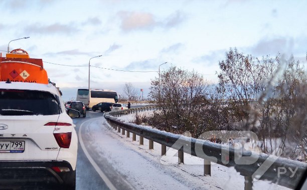На Лесной - снова ДТП: два автомобиля врезались на окраине Южно-Сахалинска