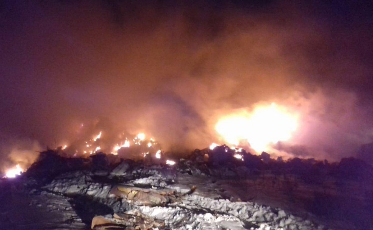 В Южно-Сахалинске снова загорелась городская свалка