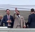 Скандал у британского посольства: участник приёма ответил митингующим нацистским жестом