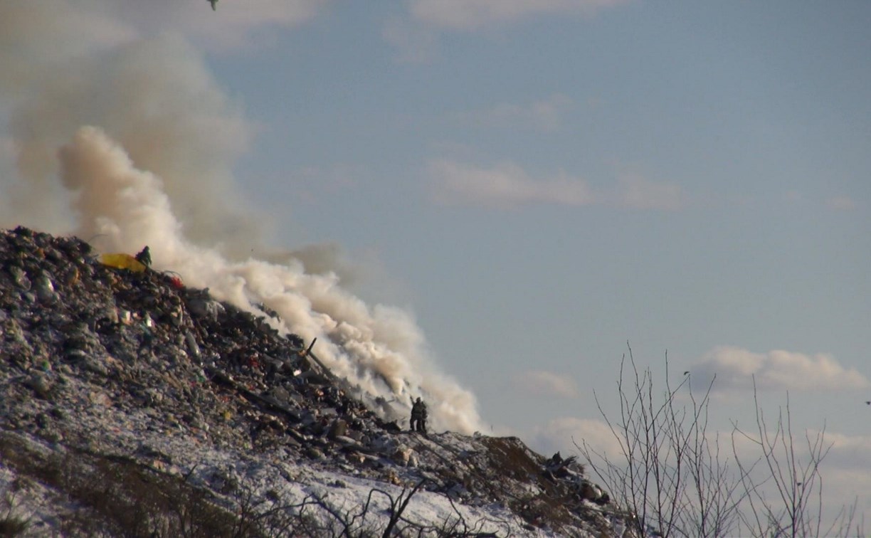Пожар произошел на городской свалке в Южно-Сахалинске