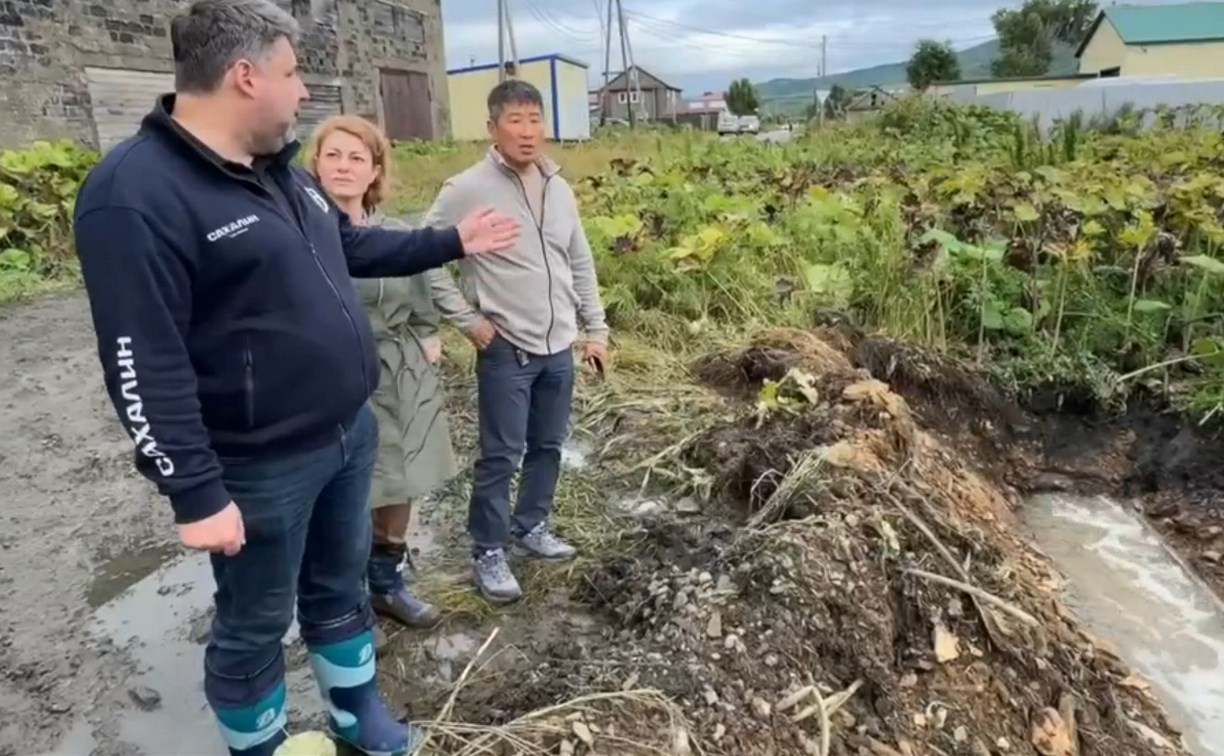 В Томари устраняют последствия тайфуна: перебои с водой, повреждена дорога к ТЭЦ