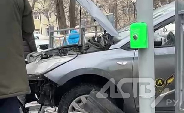 Один спешил, другой не пропустил: автомобиль отбросило на тротуар в результате ДТП в Южно-Сахалинске