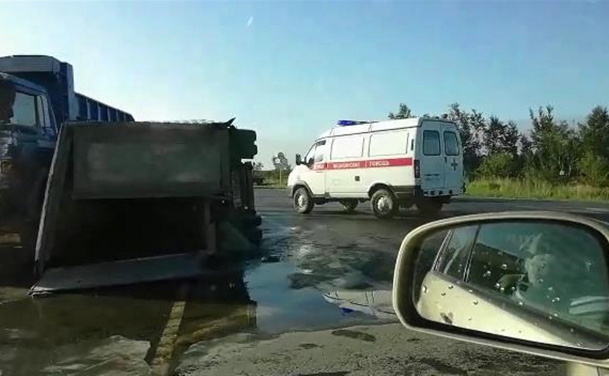 При столкновении двух грузовиков в Южно-Сахалинске один из них опрокинулся