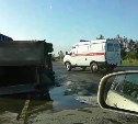При столкновении двух грузовиков в Южно-Сахалинске один из них опрокинулся