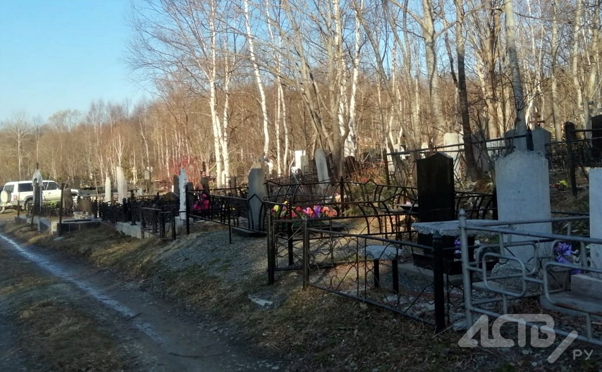 "Что стало с людьми": бабушка на Сахалине пришла на могилку мужа и не обнаружила там оградки, стола и лавки