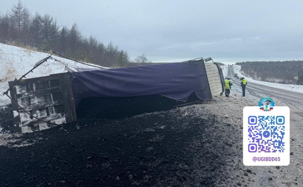 В Углегорском районе опрокинулся углевоз, водитель получил травмы 