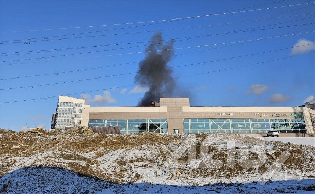 В одном из дворов в Южно-Сахалинске горит автомобиль, на место выехали пожарные 