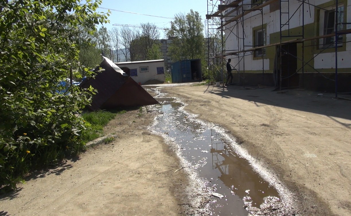 Аварию на водопроводе не могут устранить в Луговом больше месяца