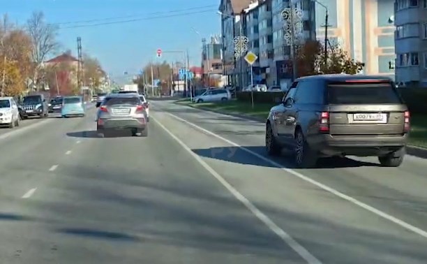 Водитель "Рендж Ровера" проехался по выделенке в Южно-Сахалинске