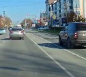 Водитель "Рендж Ровера" проехался по выделенке в Южно-Сахалинске
