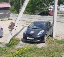 Жителей Корсакова насторожил электромобиль, который заряжается прямо у столба ЛЭП