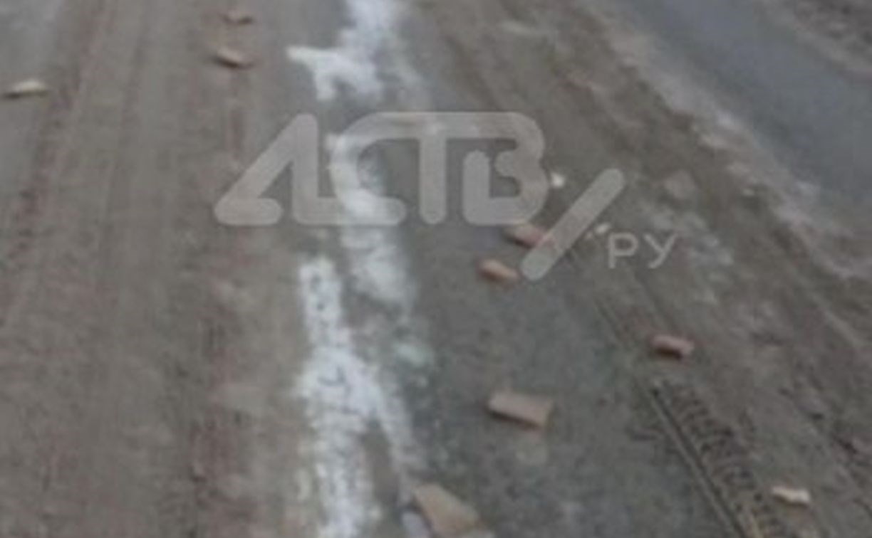 Неизвестные разбросали чёрный хлеб по улице Углегорска