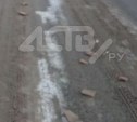 Неизвестные разбросали чёрный хлеб по улице Углегорска