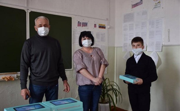 Нуждающимся школьникам Сахалина передали ноутбуки для дистанционного обучения 