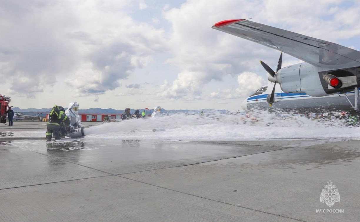 Способы тушения самолета и спасения людей отработали спасатели в аэропорту Южно-Сахалинска