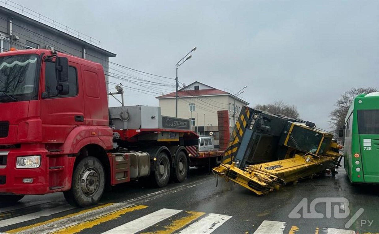 Момент падения автокрана на дорогу попал на видео в Южно-Сахалинске