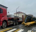 Момент падения автокрана на дорогу попал на видео в Южно-Сахалинске