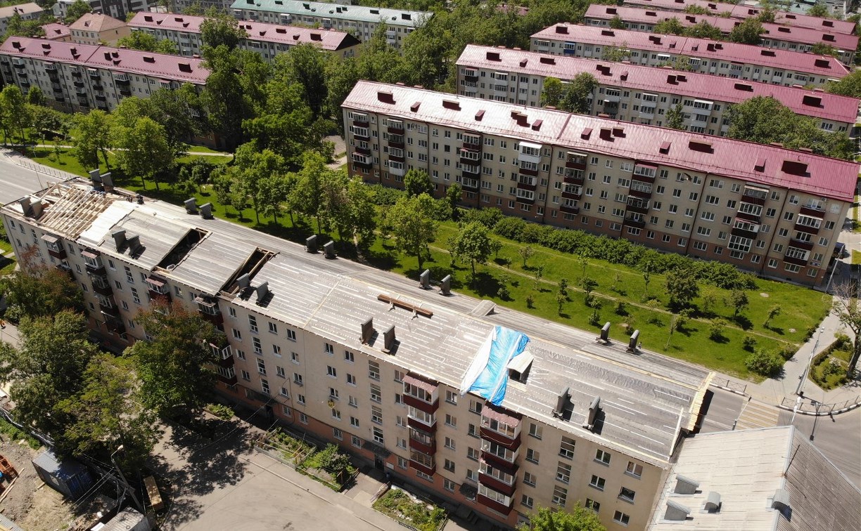 Крышу южно-сахалинской пятиэтажки, пострадавшей от пожара, к пятнице закроют рубероидом