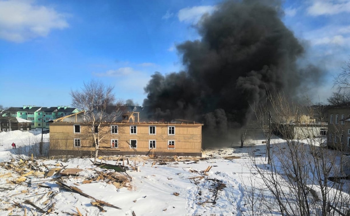 Корпус бывшей начальной школы горит в Ногликах