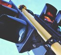 Электрики ищут причину поломки светофора на перекрёстке улиц Ленина и Сахалинской