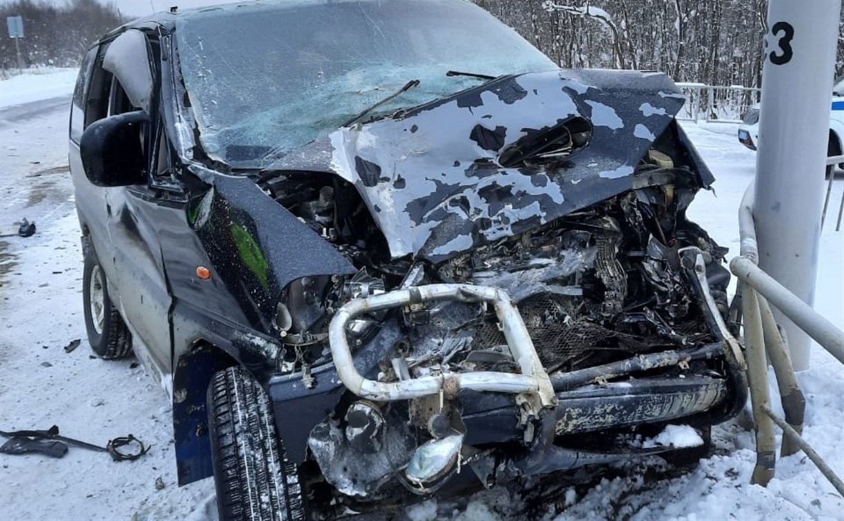 Водитель микроавтобуса пострадал при столкновении с мусоровозом в Тымовском