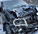 Водитель микроавтобуса пострадал при столкновении с мусоровозом в Тымовском