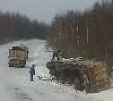 Грузовик опрокинулся на севере Сахалина