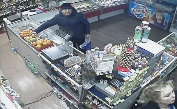 Кражу в магазине в Охе зафиксировала камера видеонаблюдения 